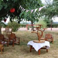 Juste à côté de la terrasse, à l'ombre des arbres pour l'apéritif ou le café