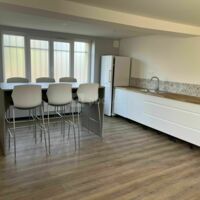 Coin cuisine frigo + micro ondes (2) + assiettes / couverts
