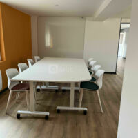 Salle de réunion capacité 20 personnes équipée tableau blanc + téléviseur connecté