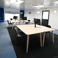 Coworking - Salle de travail avec écrans