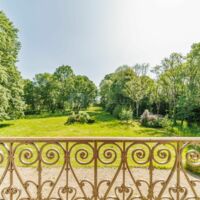 Vue sur parc de la chambre avec balcon
