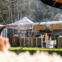Les tipis et barbecue dans la prairie