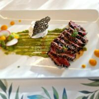 Tataki de bœuf Angus, huile de sésame grillée, saveur exotique chez Maubreuil Séminaires