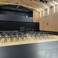 La salle avec le gradin rétracté