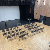 La salle avec le gradin rétracté