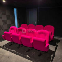 Salle de cinéma privative (en option) : organisez des projections ou sessions spéciales pour un groupe jusqu’à 8 personnes dans une ambiance immersive et professionnelle.