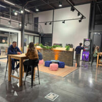 Vu sur l'ensemble de l'espace détente (Grand hall de 100m2 à disposition pour les pauses/loisirs/coktails/after work) ainsi que sur la salle de réunion multi-fonctions toute équipée (climatisée/écran 