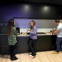 Cuisine équipée avec frigo, machine à café à grains, bouilloire, four micro-ondes...