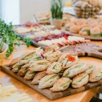 Buffet dressé dans la salle de réception