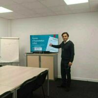 Salle de réunion avec TV équipée et paperboard