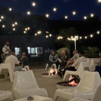 Terrasse de nuit avec brasero