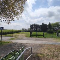 Parking et terrain de jeux clôturé