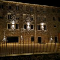 La façde du logis éclairée