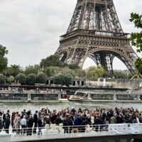Espace Extérieur au pied de la Tour Eiffel