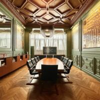 Bois merisier, cuirs et moulures art déco