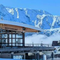 Vue extérieure du restaurant Le Bachat en hiver et sa vue panoramique