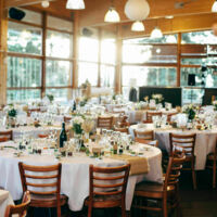 Salle du restaurant Le Bachat avec mise en place de mariage