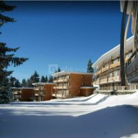 Vue des extérieurs des bâtiments de la résidence en hiver