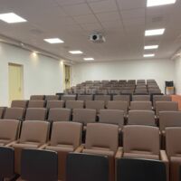 Salle 72 places, sièges cuir confort