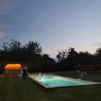 Piscine de nuit et son bar