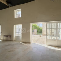 Ouvertures sur la cour intérieure depuis la salle à manger