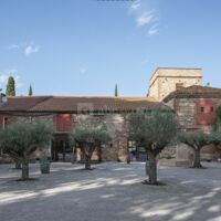 La cour plongeant sur le la
