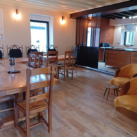 Salle de séjour et cuisine de l'hébergement
