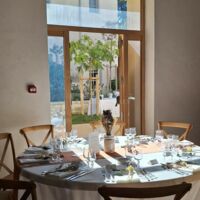 La salle s'ouvre sur le jardin du cloître