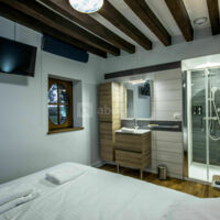 Les Douves - Chambre lit king size avec douche