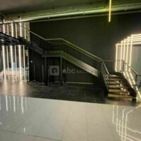 Accès mezzanine et emplacement DJ