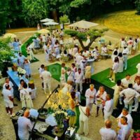 Espace devant le logis