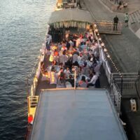 Diner assis sur la terrasse