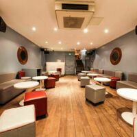 Salle clubbing avec mobilier