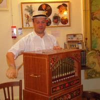 Orgue de barbarie et son tourneur