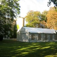 Chapiteau sur la pelouse au sud du Château