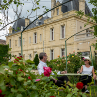 Sous la roseraie