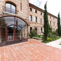 Grand Belric: entrée du Hall et gîtes, côté jardin méditerranéen