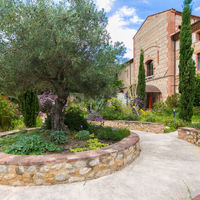 Jardin méditerranéen et vue sur l'entrée du Hall du Grand Belric