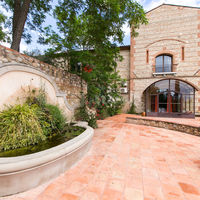 La terrasse et la fontaine du Jardin méditerranéen et vue sur l'entrée du Hall