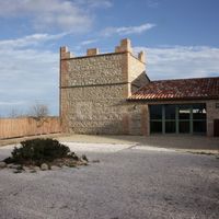 Jardin-terrasse du Petit Belric avec accès à la salle de réception par de larges baies vitrées