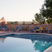 Bains de soleil à la piscine