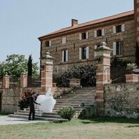 Grand escalier donnant sur la terrasse