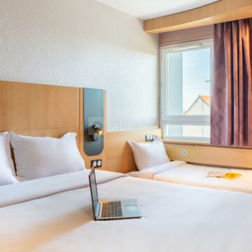 Chambre standard avec 1 lit double et 1 lit simple