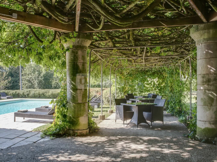 La Terrasse Couverte Dans le Parc