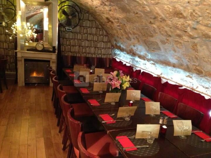 Salle Cave Voutée Avec Piano