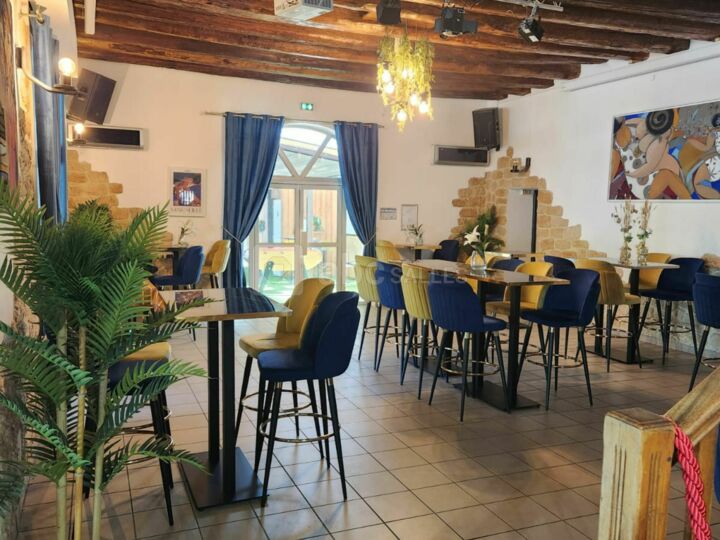 Salle véranda / pizzeria + salle bar