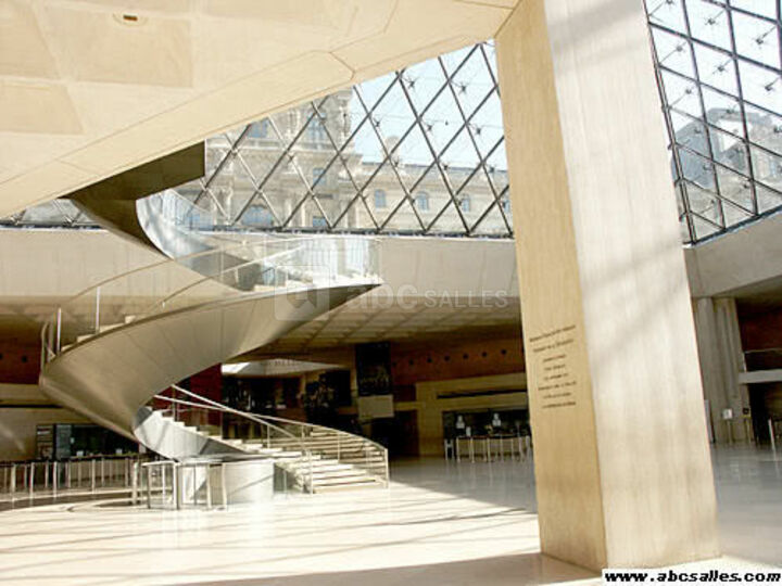 Pyramide du Louvre