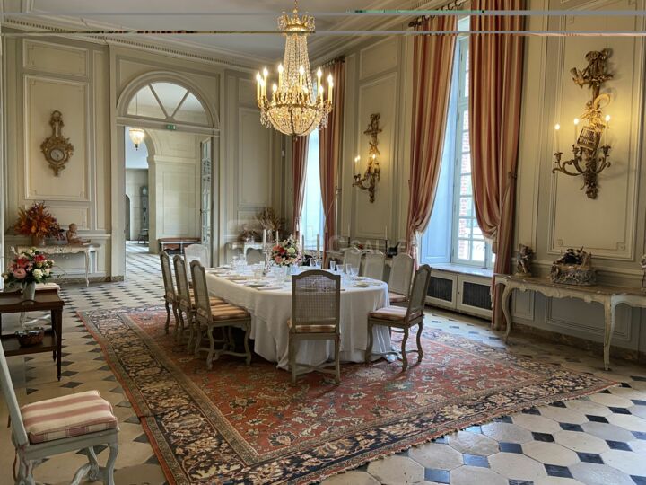 Salle à manger et vestibule du château