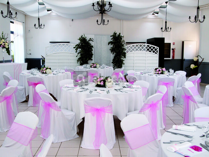 Salle moderne et jardin
