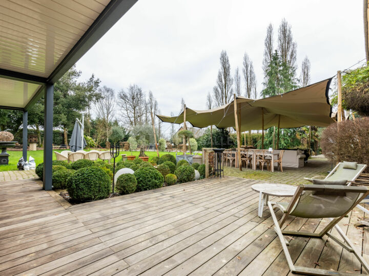 Terrasse sous pergola